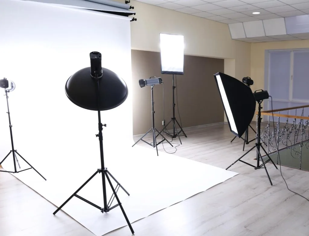 Come allestire una stanza per shooting fotografico: luci, fondali e props