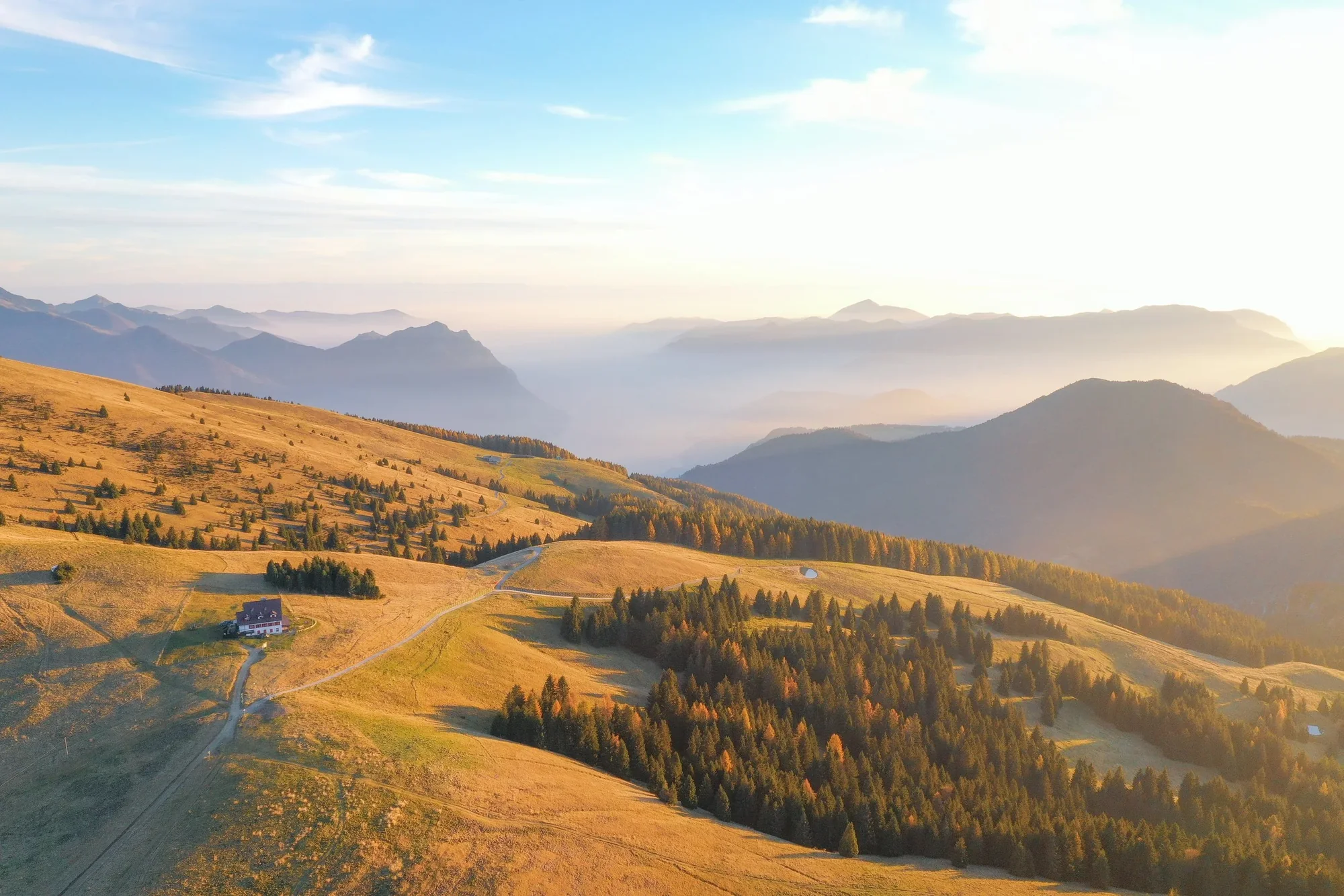 Panorama aereo delle montagne illuminate dalla luce dorata