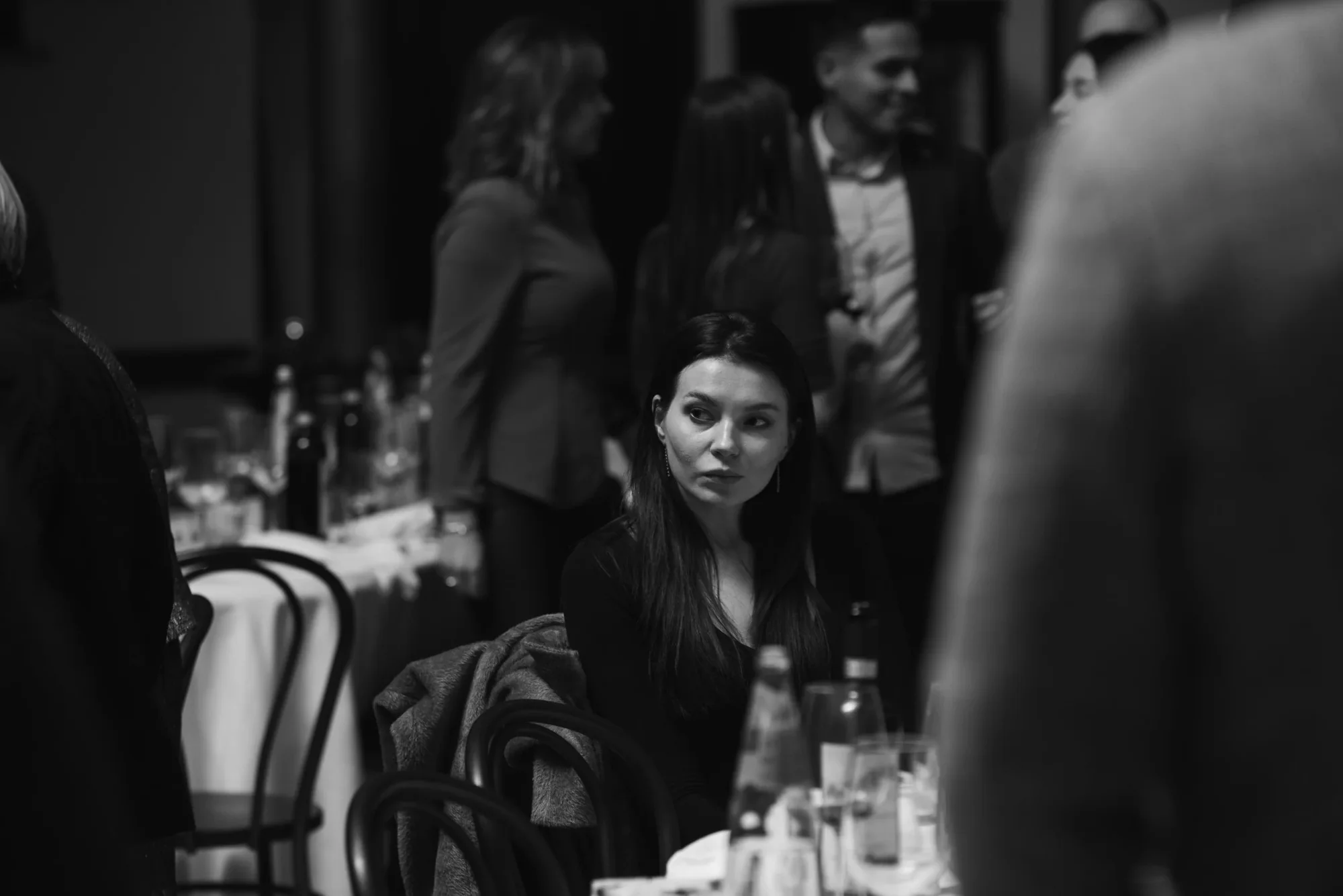 Ritratto in bianco e nero durante una cena evento