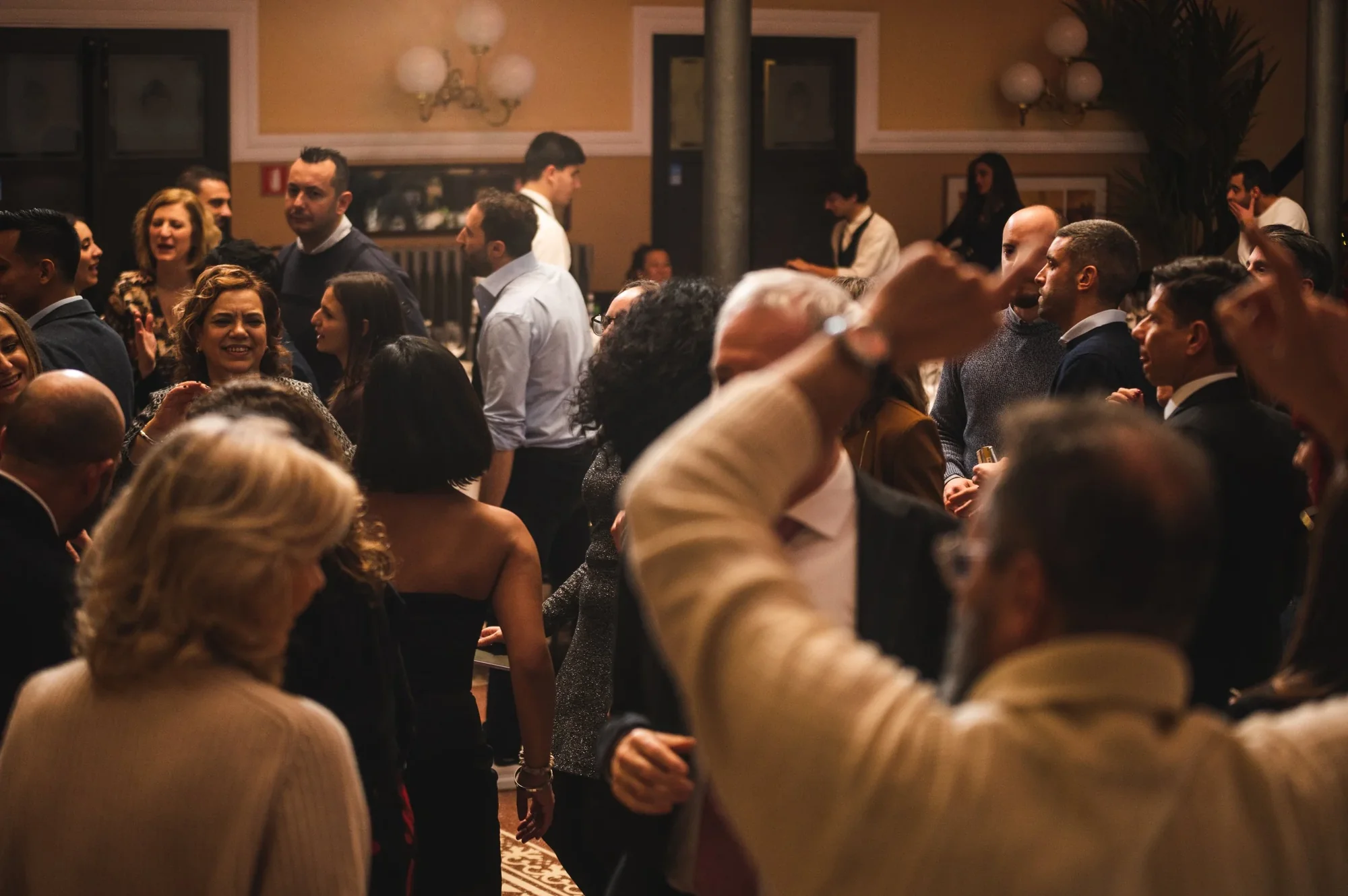 Momento spontaneo tra gli ospiti durante una festa