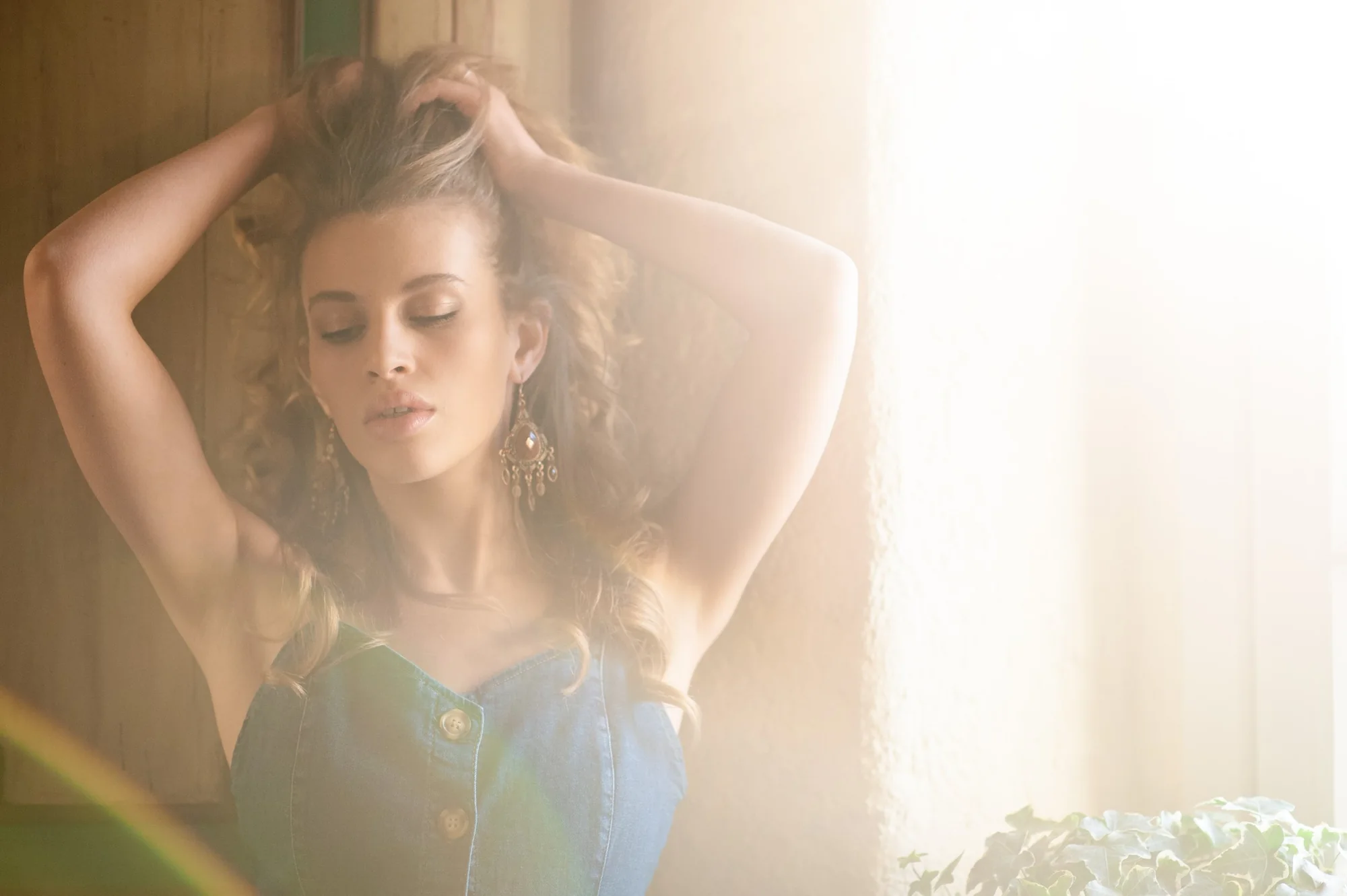 Ritratto editoriale con luce naturale calda