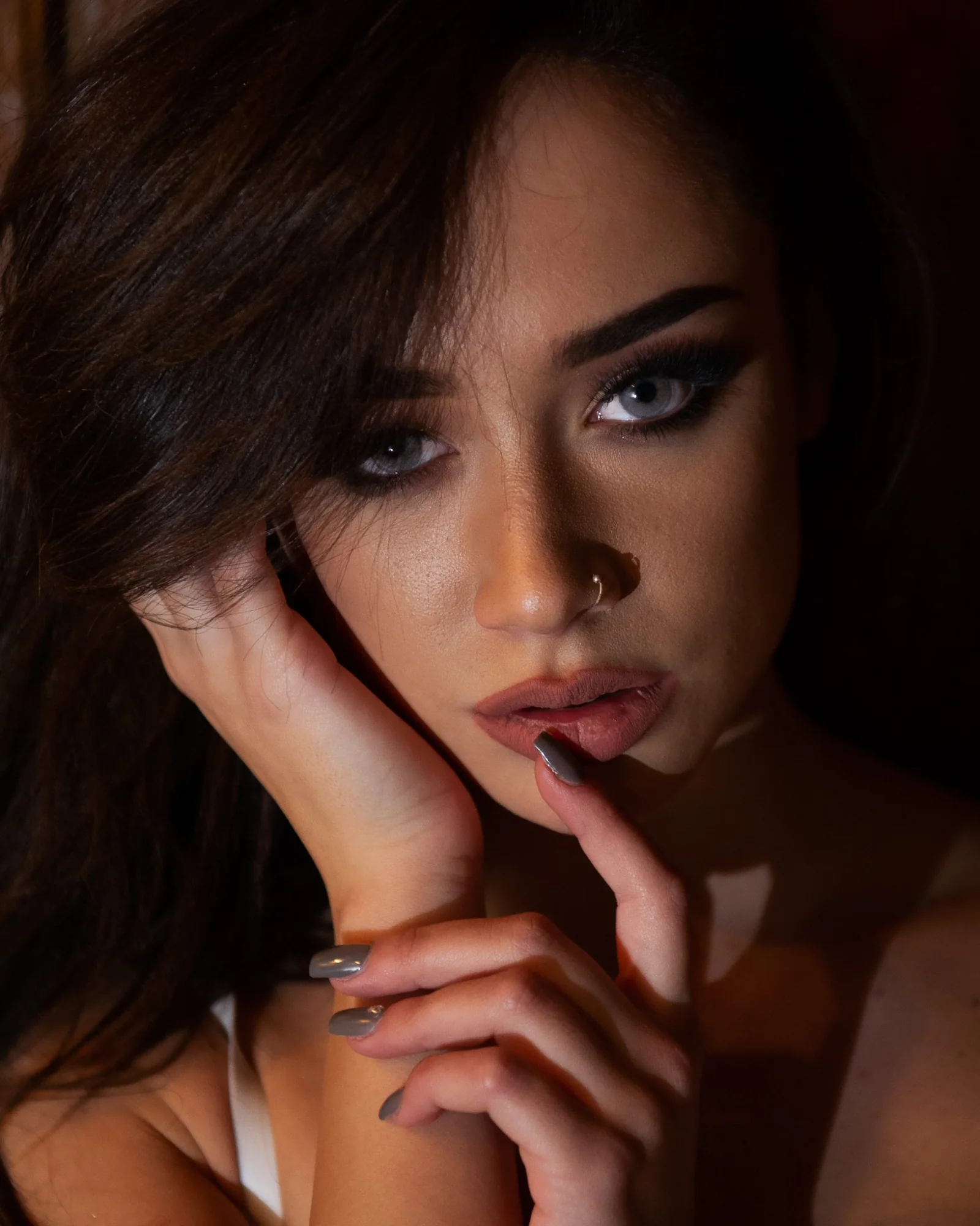 Primo piano beauty con luce radente