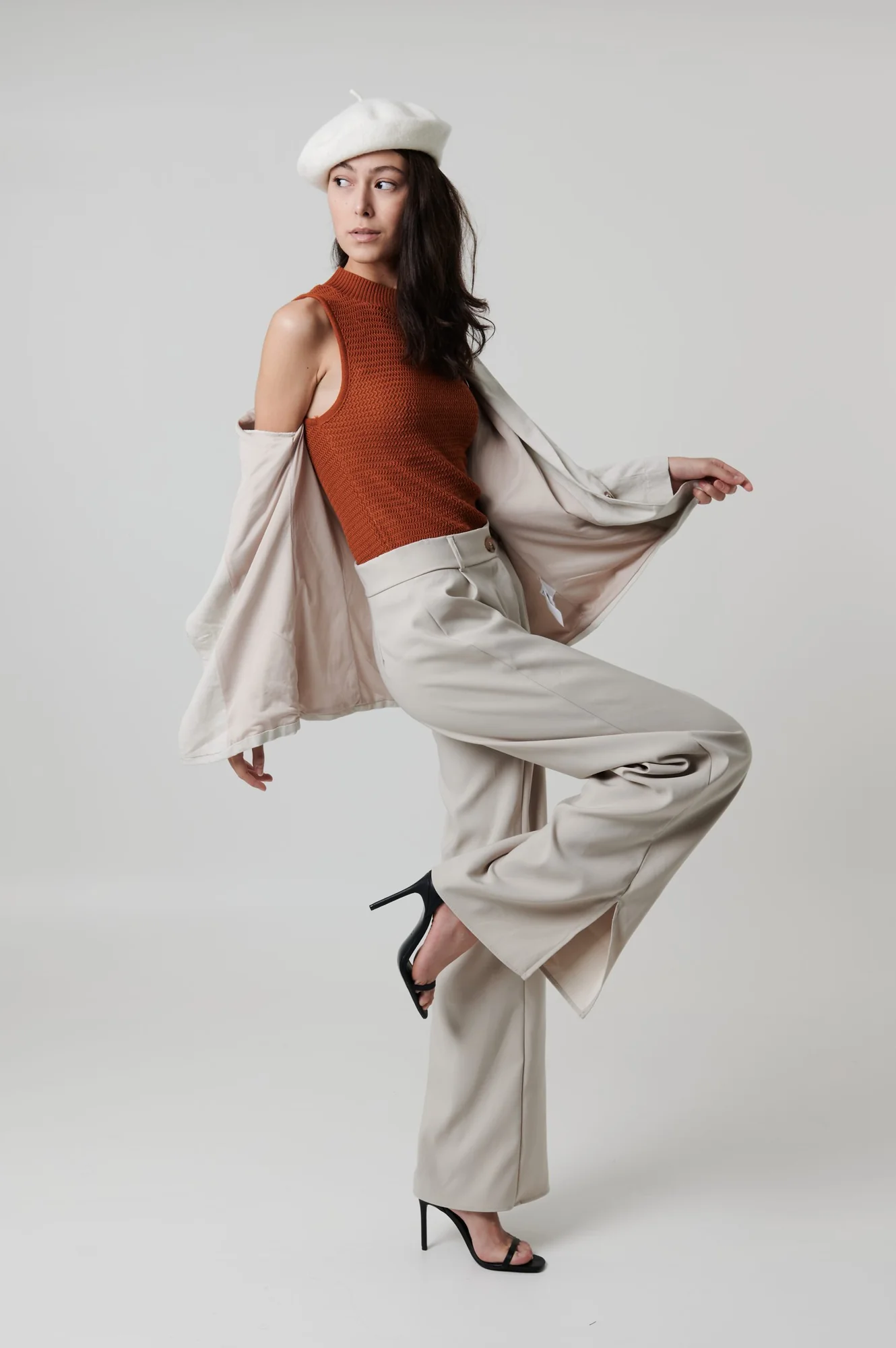 Ritratto fashion con basco bianco