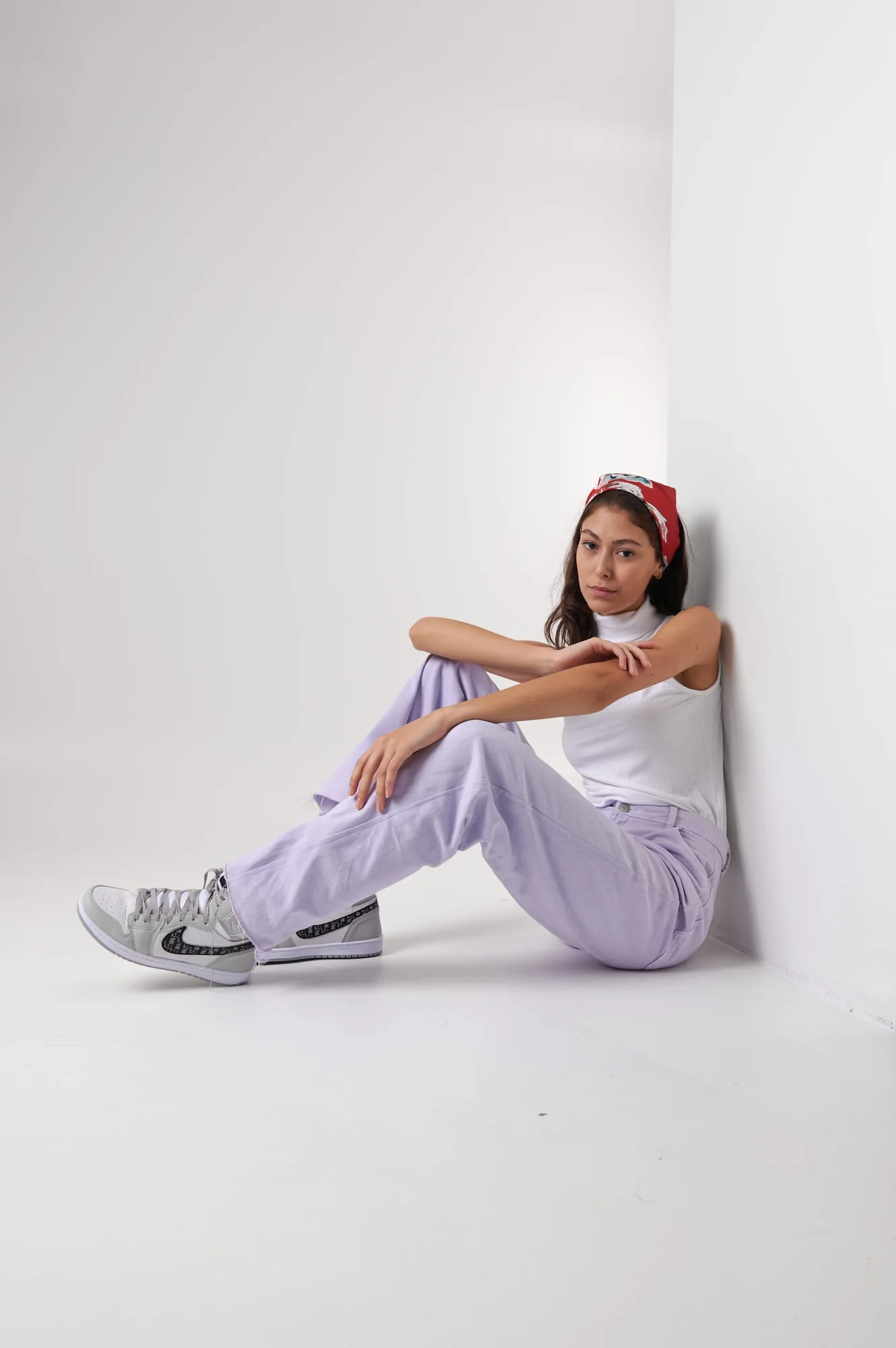 Ritratto ambientato in studio con look lilla