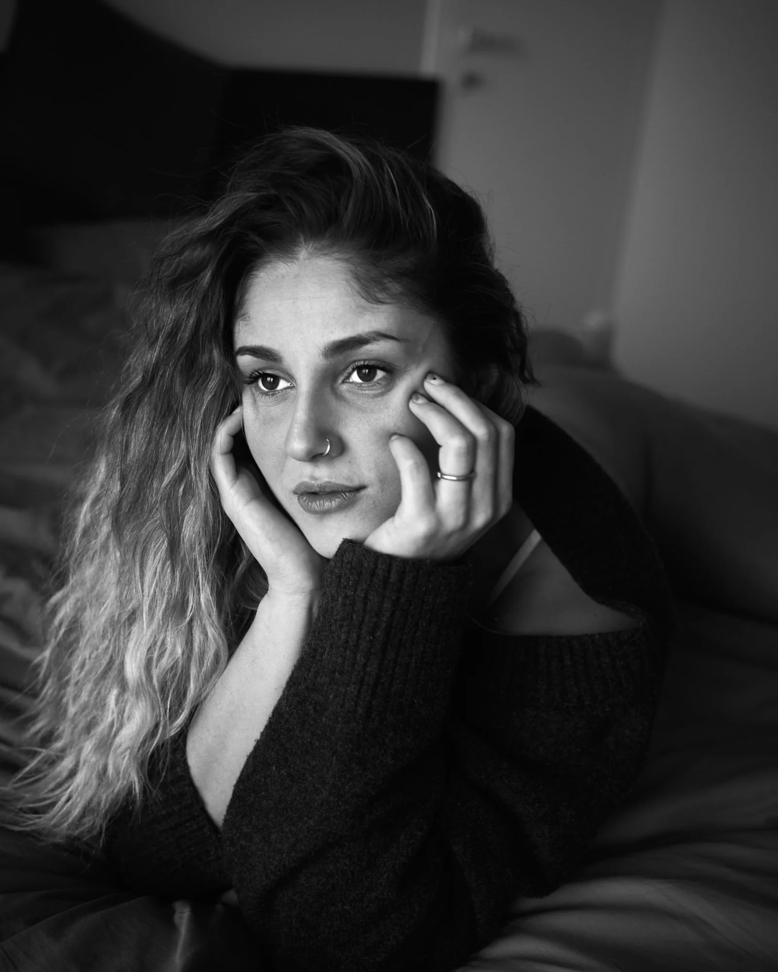 Ritratto in bianco e nero con posa frontale