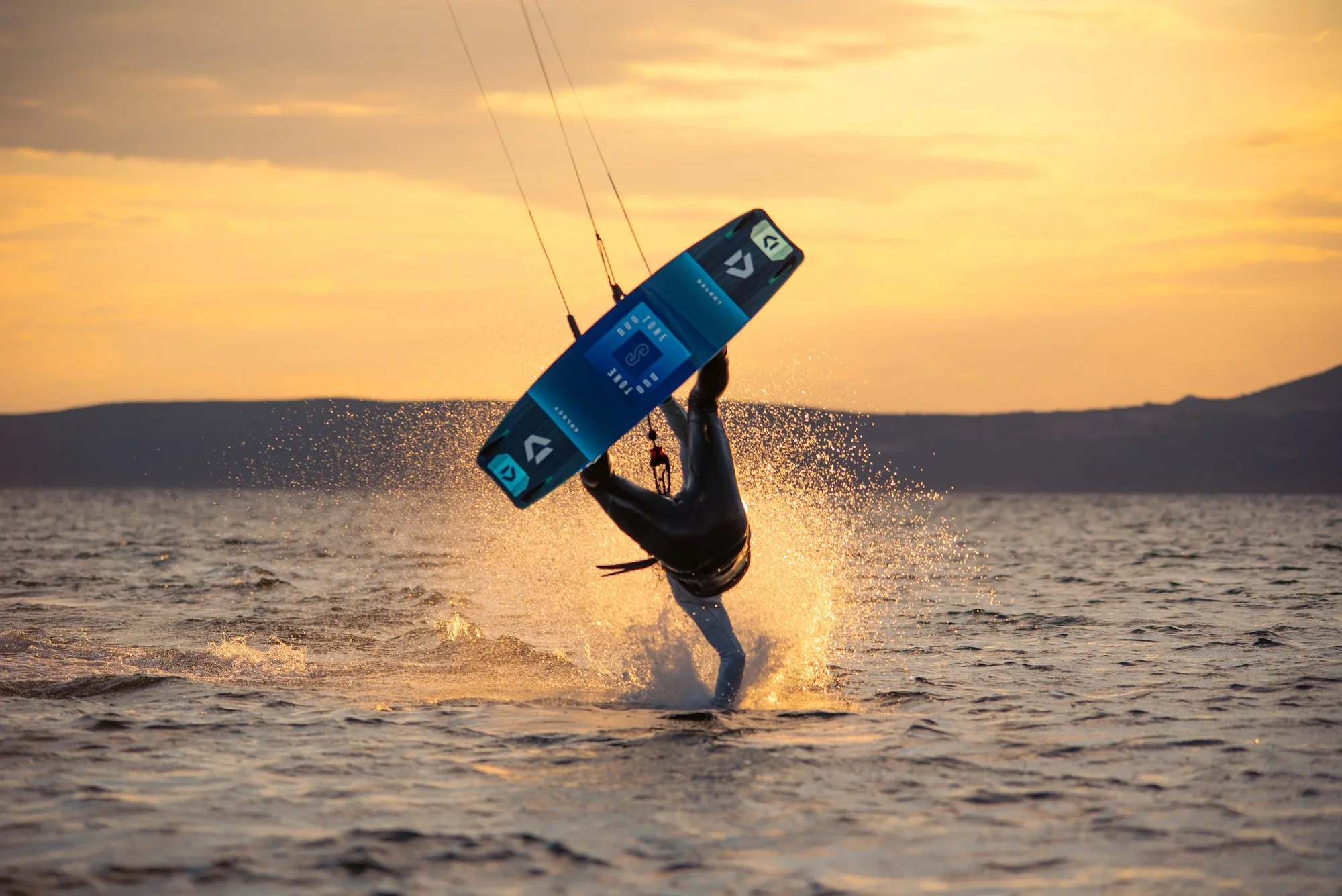 Kitesurfer durante una manovra al tramonto