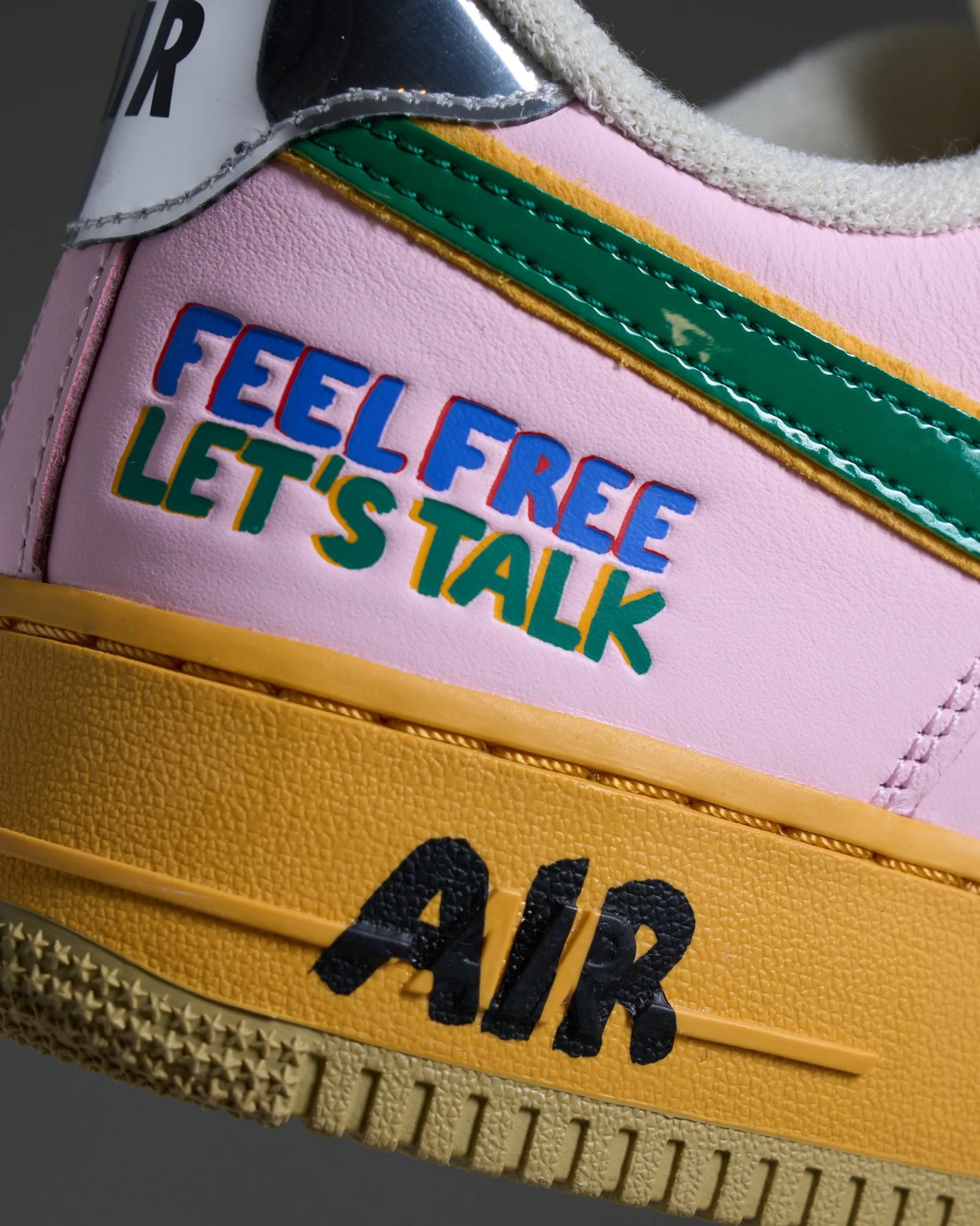 Dettaglio macro di una sneaker Nike Air Force