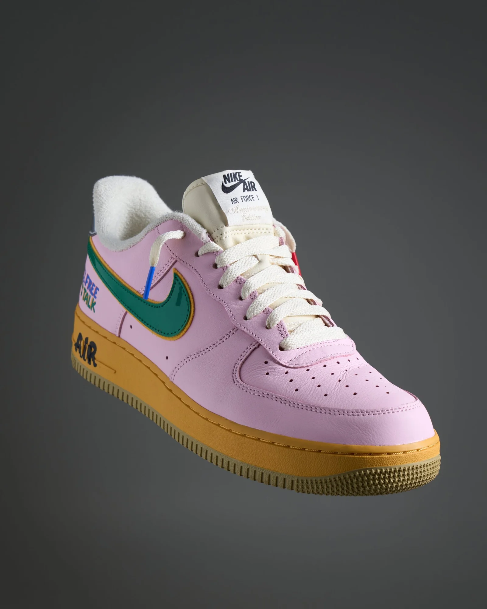 Fotografia di prodotto di una sneaker Nike Air Force rosa