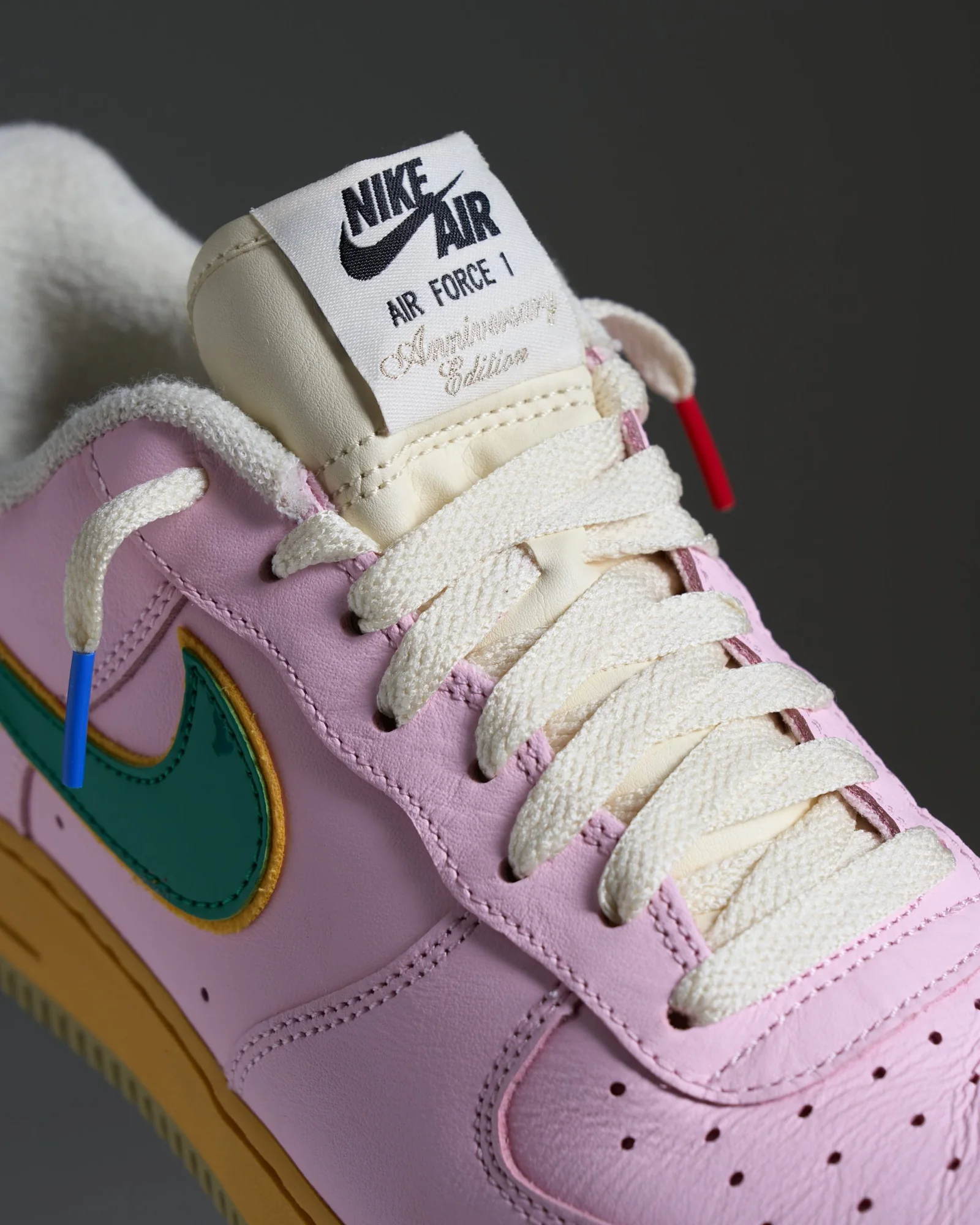 Dettaglio dei lacci e dell’etichetta di una sneaker Nike Air Force