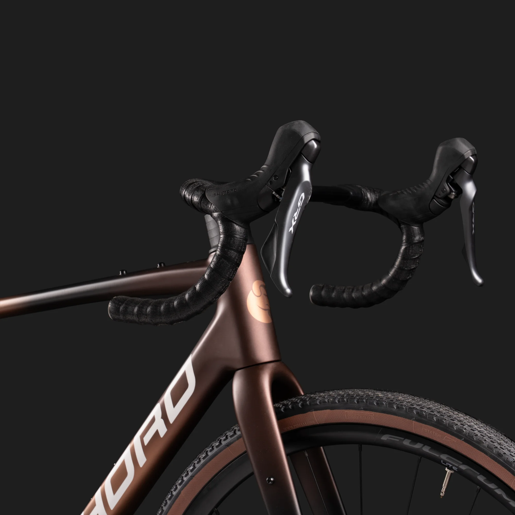 Dettaglio del manubrio di una bicicletta gravel color bronzo