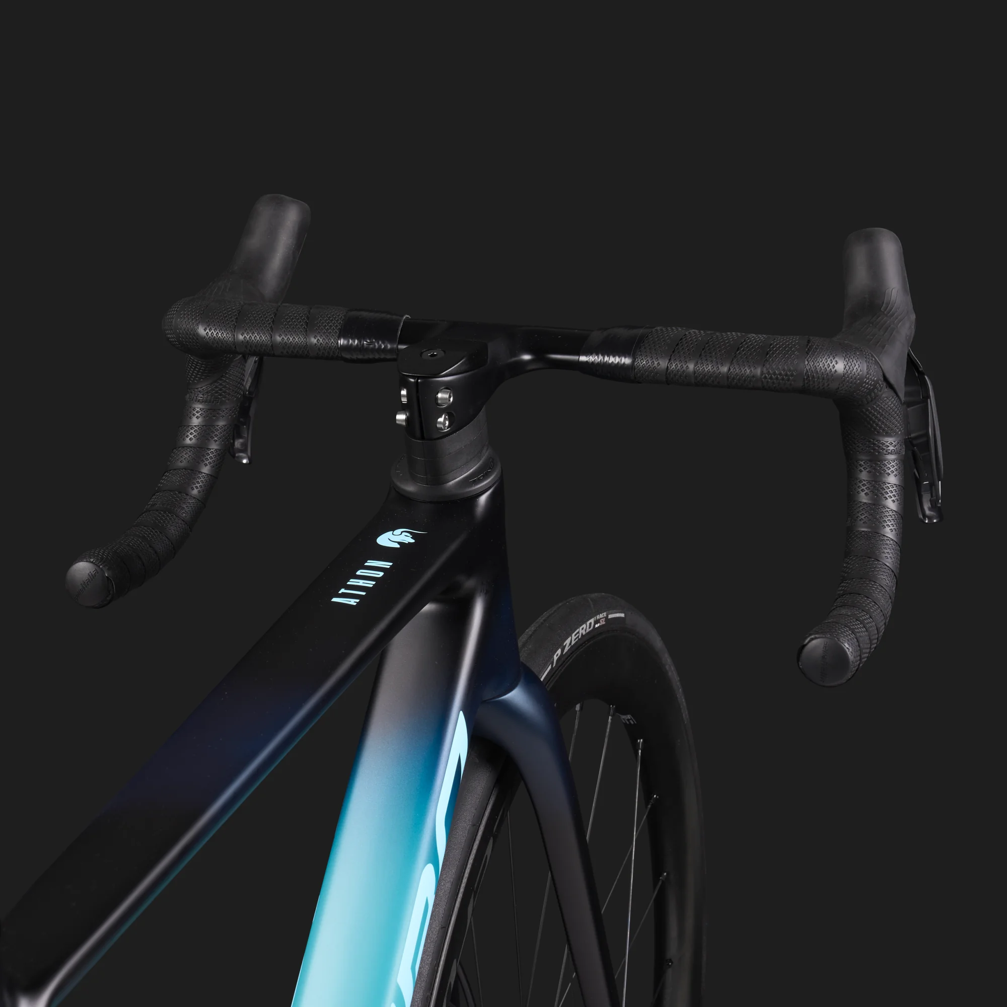 Dettaglio frontale del manubrio di una bicicletta da corsa blu