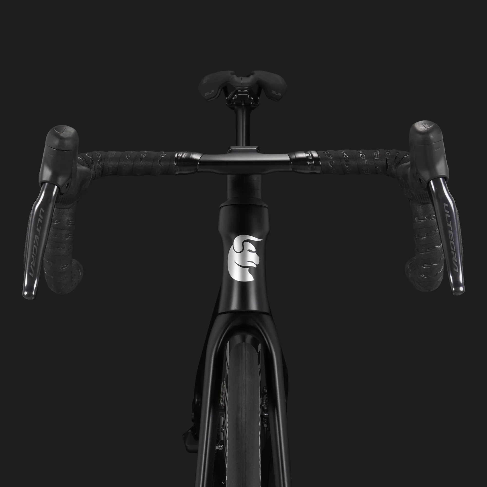 Vista frontale del manubrio di una bicicletta da corsa nera
