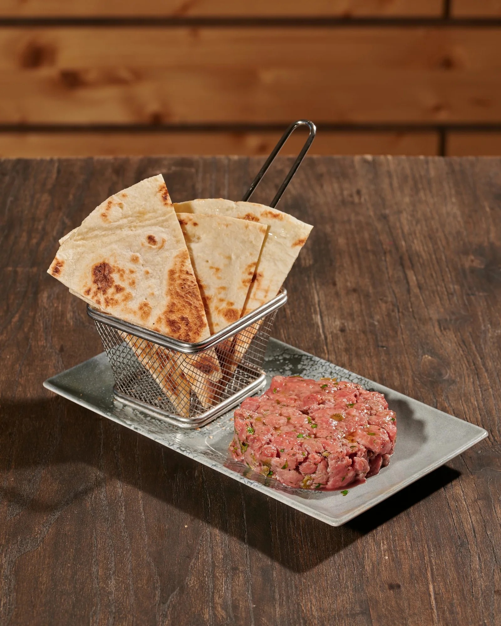 Still life gastronomico con tartare e piadina