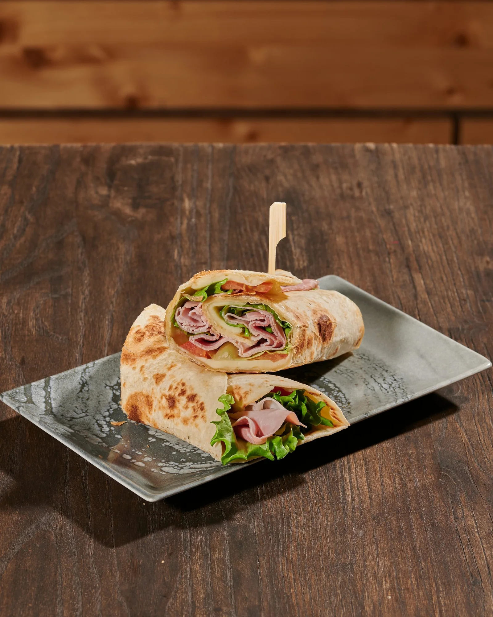 Still life gastronomico con piadina farcita