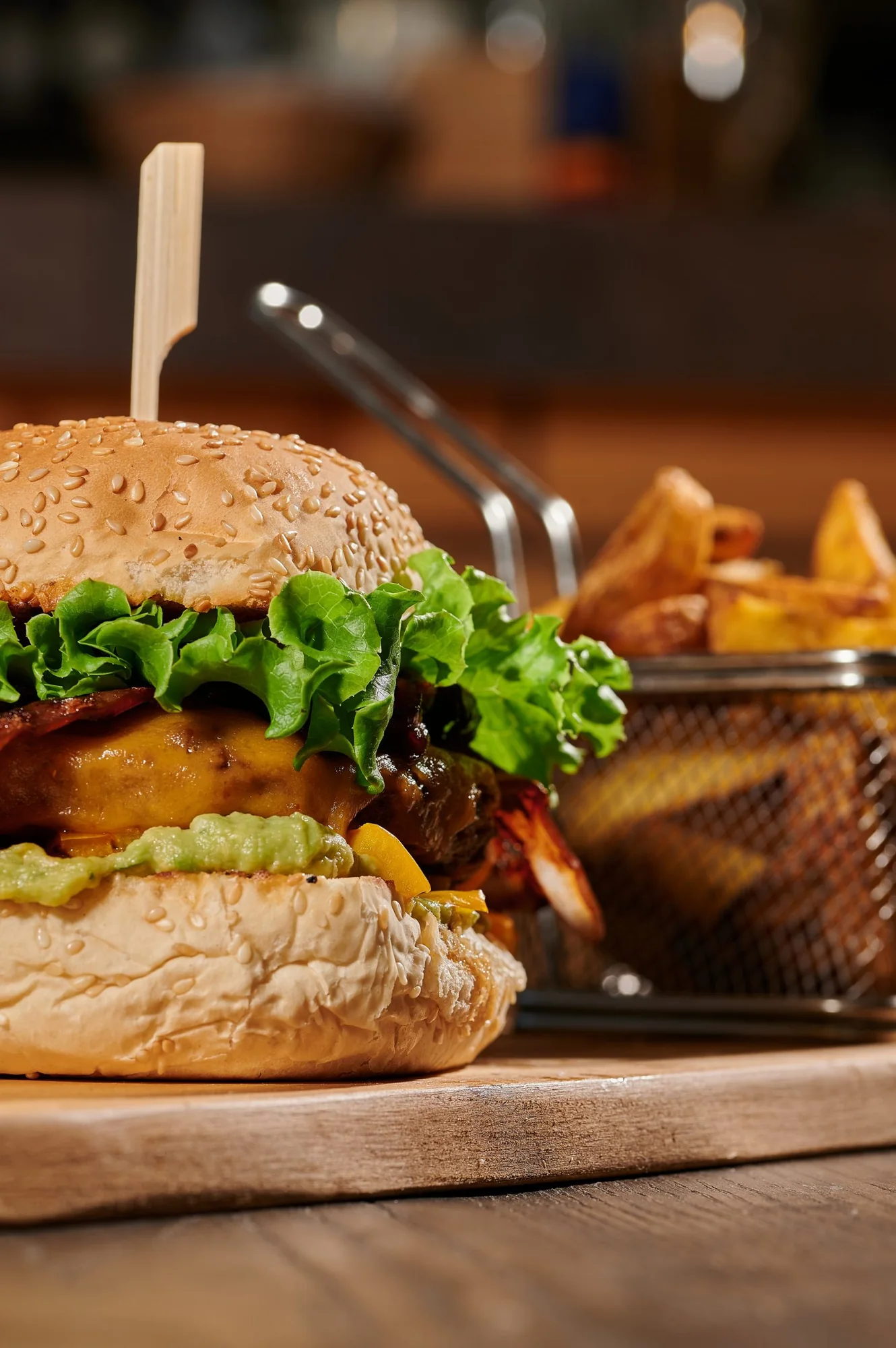Still life gastronomico con hamburger e patatine