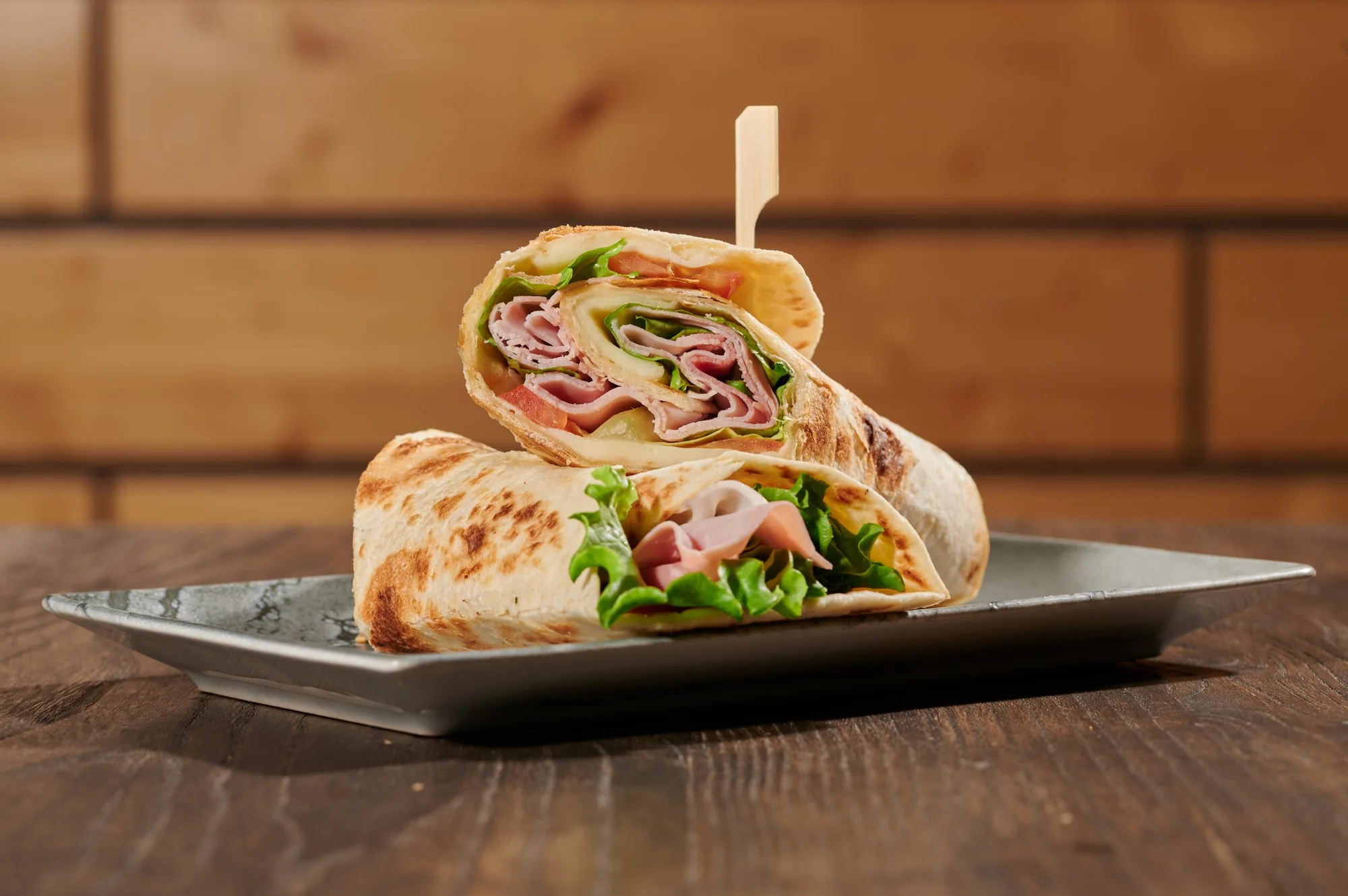 Still life gastronomico con piadina farcita su piatto