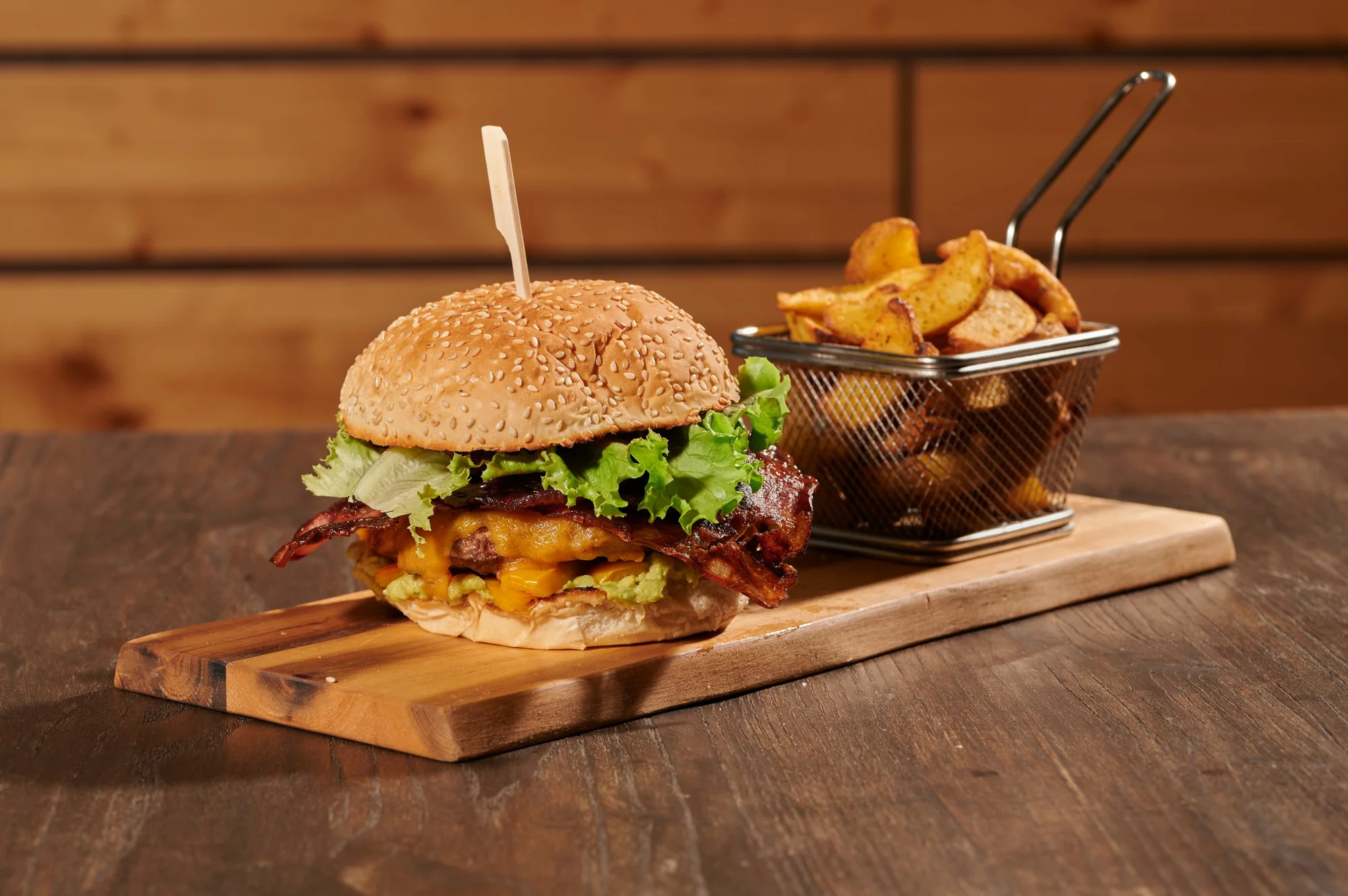 Still life gastronomico con hamburger e patate
